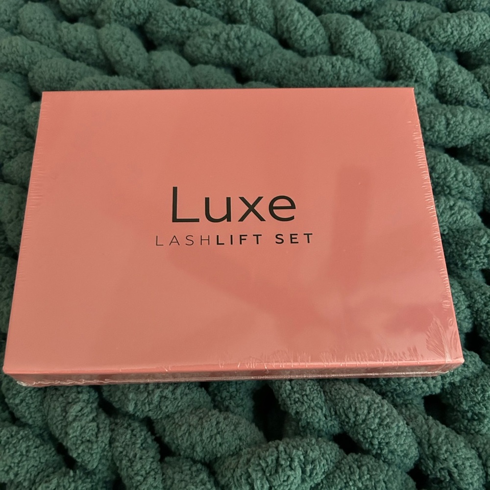Transform your lashes with the Luxe Lash Lift Kit. Brand new and factory sealed